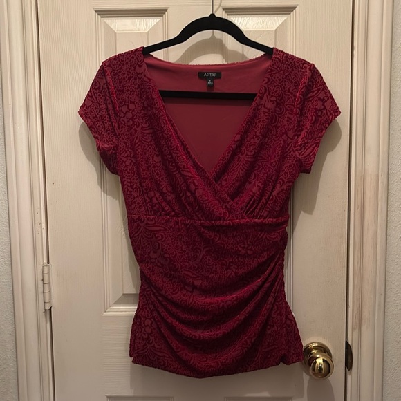 Apt. 9 Tops - Women’s Apt. 9 Small Red Patterned Dressy Holiday Top in Excellent Condition